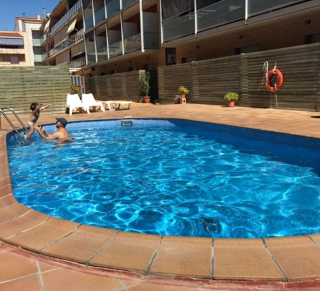 hotel-flora-parc-castelldefels-piscina